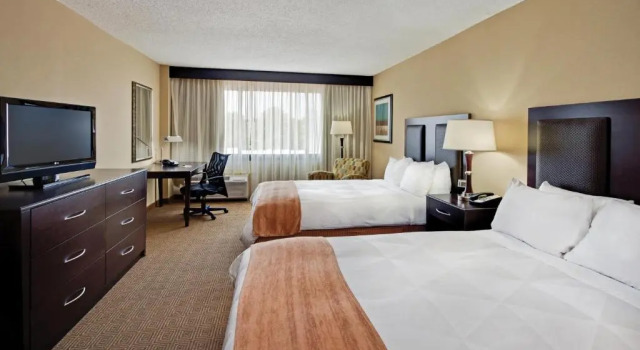 Четырёхместный номер Standard Radisson Hotel Freehold