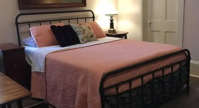 Stark Suite-Boulder Crescent Inn - Houses for Rent in Colorado Springs