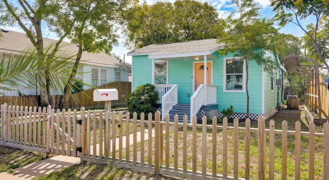 Коттедж Galveston Vacation Rental: Deck & Central Location