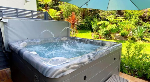 Коттедж The Town House at Muntham- Luxury Holiday Home with Hot Tub