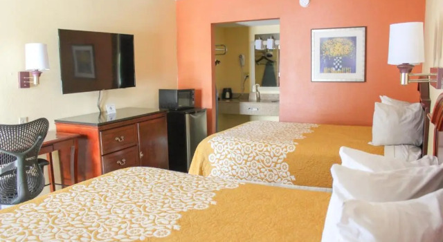 Четырёхместный номер Standard Rose Garden Inn & Suites Thomasville