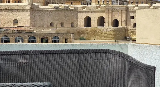 Traditional Townhouse - Rooftop Seaviews, Book Feriehus Bormla Malta
