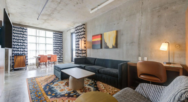 Двухместный люкс The Clara Hotel Plano, Tapestry Collection by Hilton