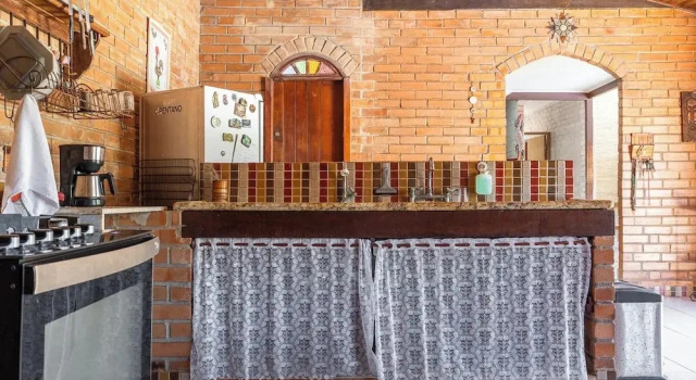 Casa com Piscina Churrasqueira e Garagem