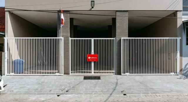 RedDoorz Near Universitas Surabaya