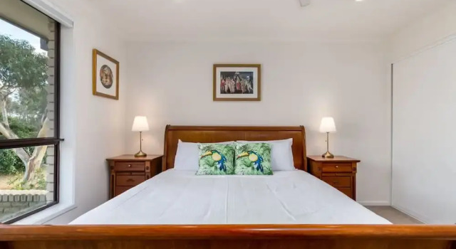 Spacious and Restful Holiday Home With Backyard, Book Lejlighed Weetangerra 