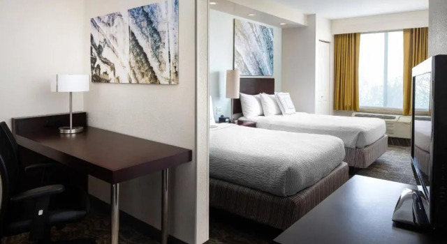 Четырёхместный люкс SpringHill Suites Bakersfield