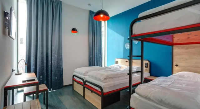 Кровать в общем номере с 6 комнатами MEININGER Hotel Amsterdam Amstel