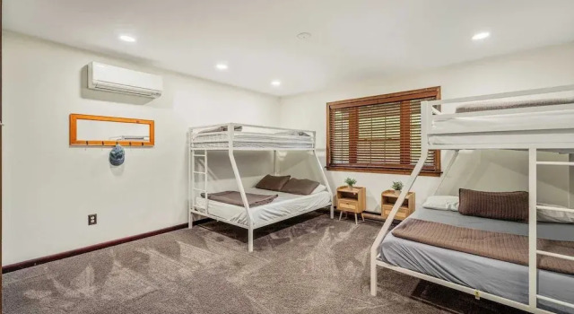 Коттедж Sky View Chalet by Avantstay Stunning Interior, Spacious Deck, Hot Tub, & View