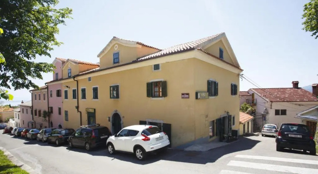 Апартаменты Apartments Villa Kastav in Old town center with sea view and parking