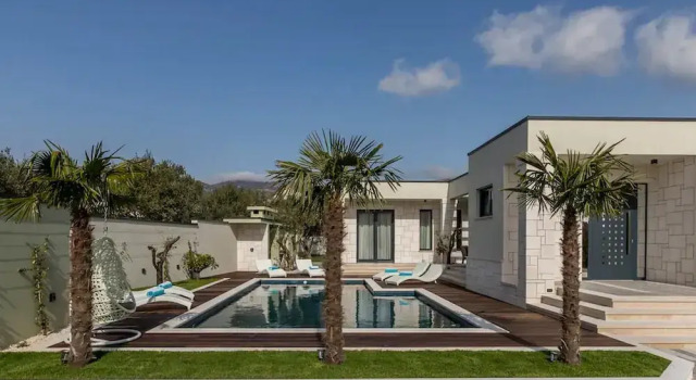 Sophisticated Oasis Residence Villa with Pool, Забронировать Вилла Виллы Кастель-Нови, Вилла