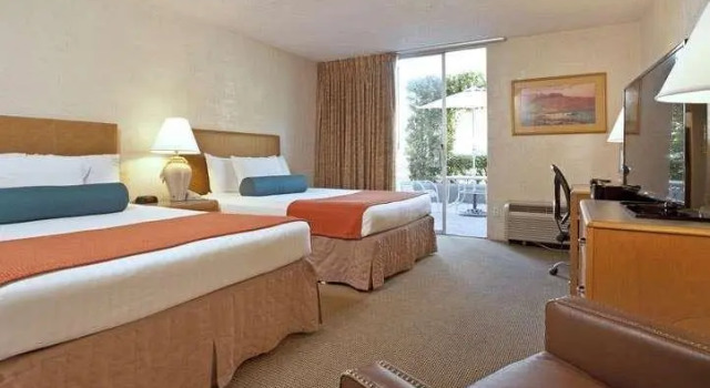 Deluxe Neljän hengen huone näkymä sisäpihalle The Arizona Riverpark Inn