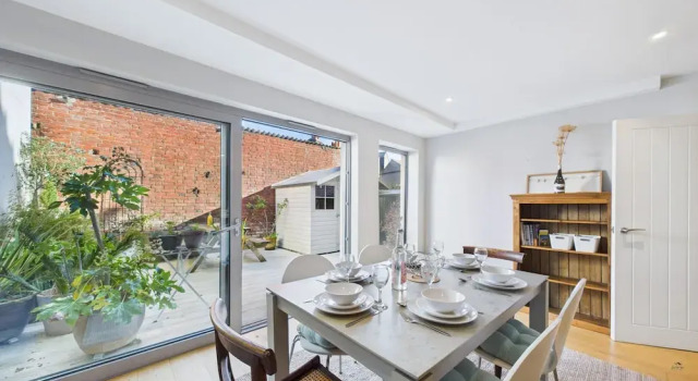 Union Road Where Coastal Calm Meets Conscious Living, Book Feriehus Sommerhuse i Cowes, Hytte
