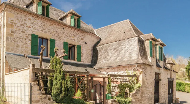 Elegant Holiday Home in Coubjours with Private Garden, Book Hotel Coubjours 