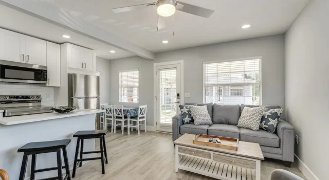 Апартаменты Walk to Gulf: Madeira Beach Condo w/ Patio