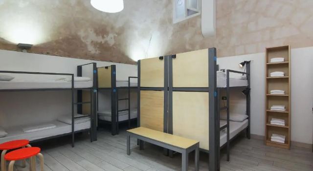 Bed in slaapzaal Ostello dei Sassi Matera