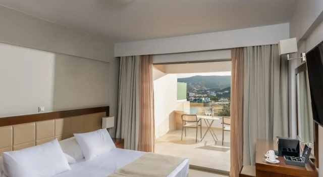 Люкс с 2 комнатами с частичным видом на море Отель Miramare Resort & Spa