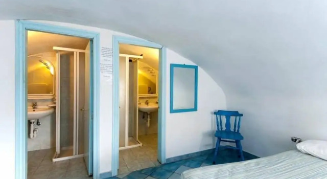 Кровать в общем номере с красивым видом из окна ring hostel
