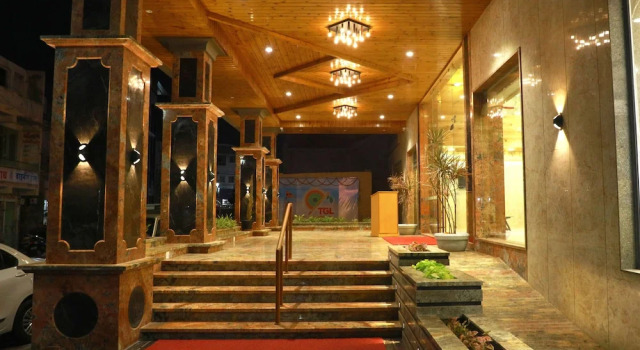 Hotel The Grand Ladhukara