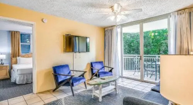 Sunrise Suites Hispaniola Suite #101, Забронировать Апартаменты/квартира Отели Ки-Уэст с парковкой, рядом с Key West Tropical Forest and Botanical Garden, Парковка