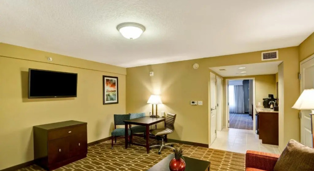 Номер Standard с видом на бассейн Embassy Suites Fort Myers - Estero