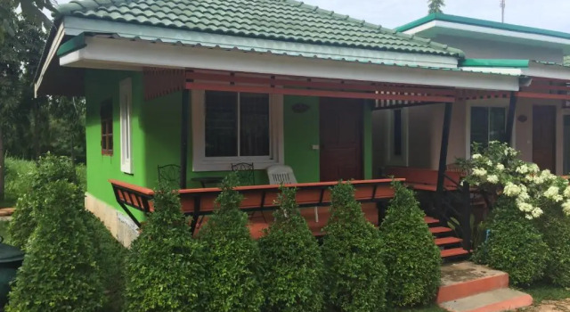 Бунгало с красивым видом из окна Baan Ing Khao Resort
