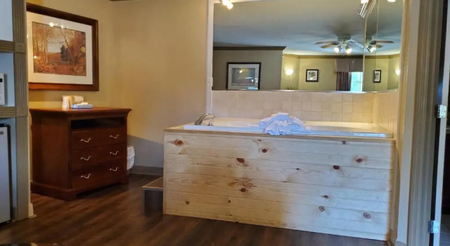 Семейный люкс Colonial House Motel