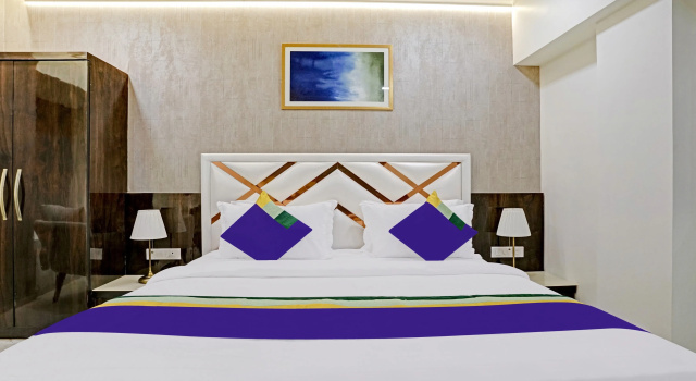 Номер Premium Treebo Premium Golden Bliss Trimurti Nagar Square