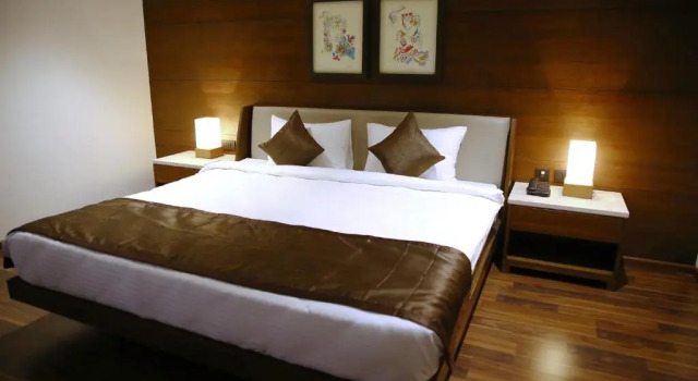 Полулюкс Five Petals Hotel & Banquets