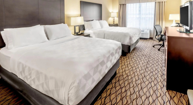 Четырёхместный номер Standard Holiday Inn Milwaukee Airport by IHG
