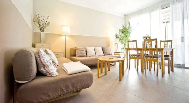 Great for 6 persons with Terrace, Book Hotel Hoteller i St. Just Desvernes med parkering, Parkering