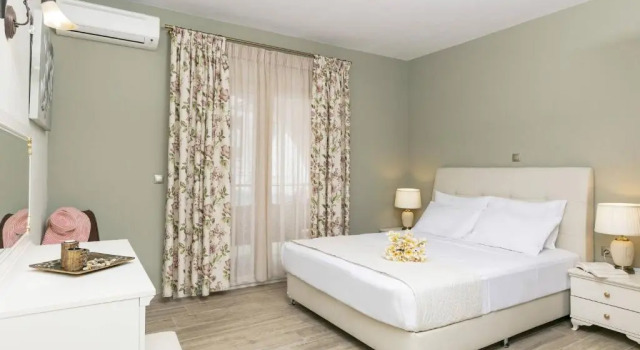 Stratos Deluxe Apartments, Book Apartment Chrisi Akti 