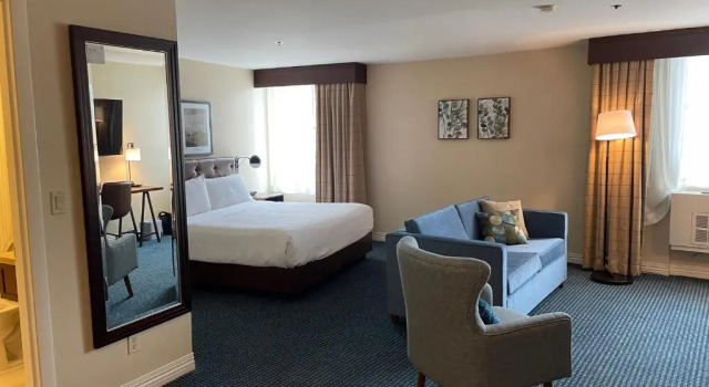 Двухместный люкс c 1 комнатой Four Points by Sheraton Wakefield Boston Hotel & Conference Center