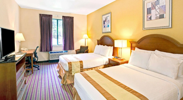 Четырёхместный номер Standard Days Inn & Suites by Wyndham Hickory