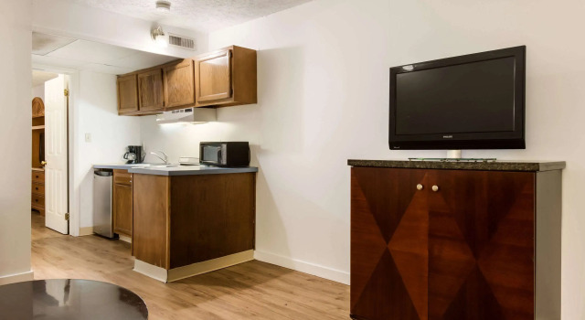 Четырёхместный люкс Econo Lodge Inn & Suites Lake Harmony - Pocono Mountains Area