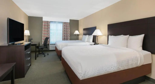 Четырёхместный номер Standard Days Inn & Suites by Wyndham Florence/Jackson Area