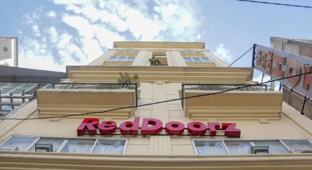 Reddoorz Plus Near Binh Tay Market