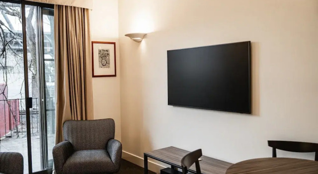 Chic 1-bed in East Melbourne With Gym & Pool, Забронировать Апартаменты/квартира Апартаменты Мельбурна, рядом с Fire Services Museum of Victoria, Апартаменты/квартира