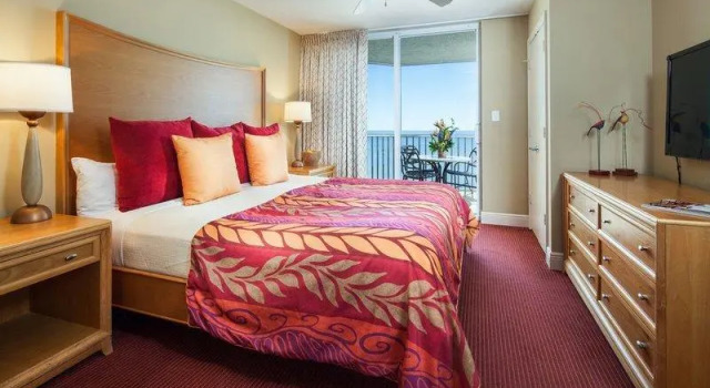 Кровать в общем номере Diamond Head Beach Resort