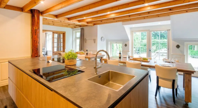 Spacious Farmhouse With Sauna, Hottub, Réserver Hôtel Leeuwarden 