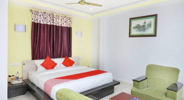 OYO 12765 Hotel Golden Rooms, Rezerwuj Hotel Hotele w Andhra Pradesh z parkingiem, Parking