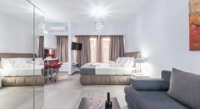 Iguana Gold Luxury Suites 1min from Ermou str