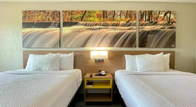 Четырёхместный номер Standard Days Inn by Wyndham Columbus IN
