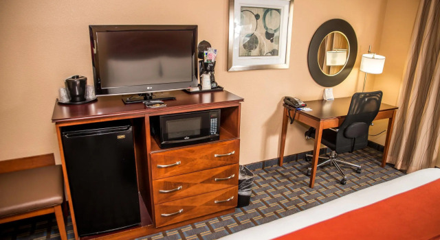 Четырёхместный номер Standard Holiday Inn Express Hotel & Suites Cocoa Beach by IHG