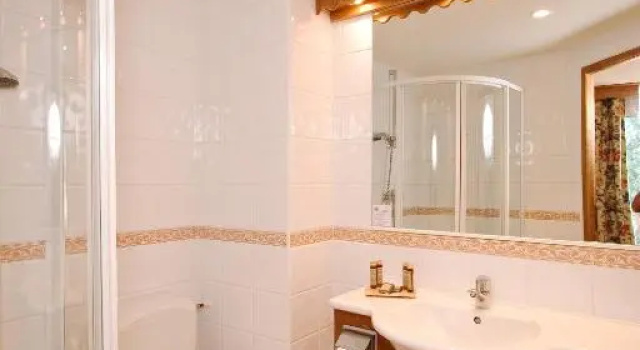 Трёхместный номер Standard Hôtel & Spa Les Bartavelles