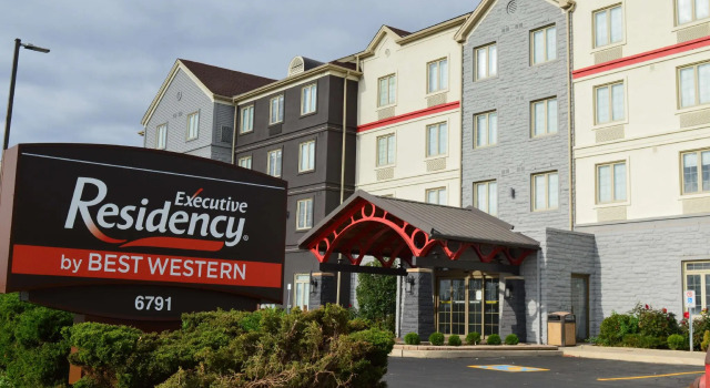 Кровать в общем номере Executive Residency by Best Western Toronto-Mississauga
