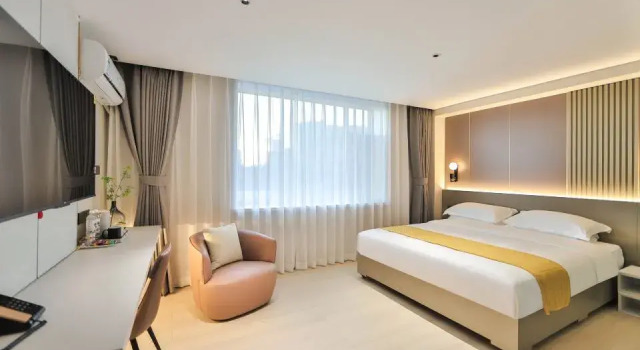 Holiday Inn Golden Hyatt (Yanji Yanbian University Department Store)