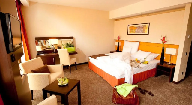 Abacus Business & Wellness Hotel, Varaa Hotelli Herceghalom Budapest