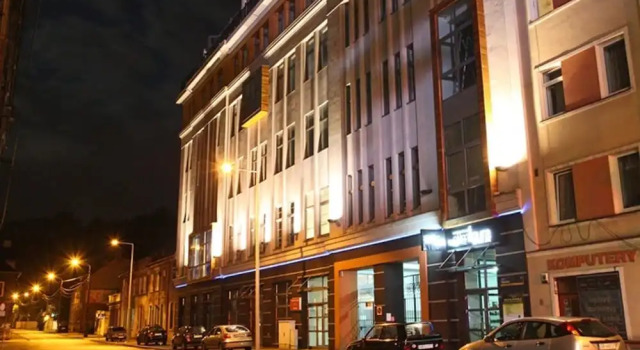 Młyńska 8 Apartament z prywatnym basenem, Забронировать Апартаменты/квартира Отели Бельско-Бялы с парковкой, рядом с Bielska BWA Gallery, Парковка