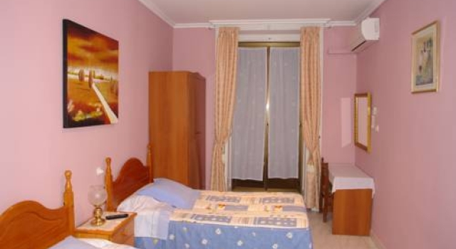 Hostal Dos Naciones, Забронировать Отель Мадрид Провинция Мадрид, рядом с Дом-музей Лопе де Вега
